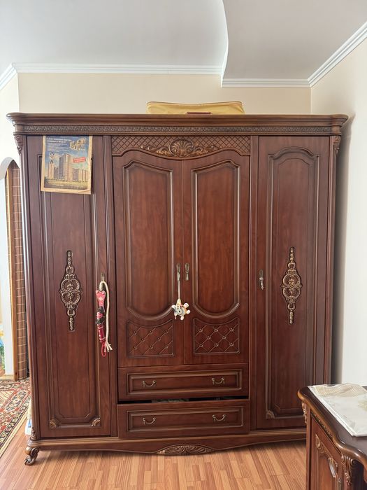 Стол стулья шкаф комод