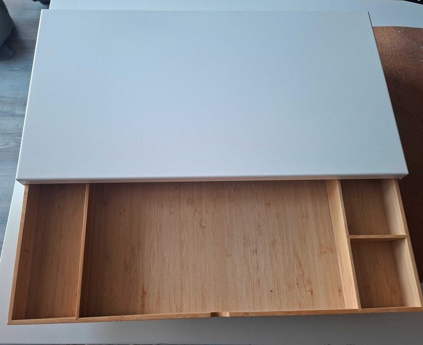 Поставка за монитор с чекмедже