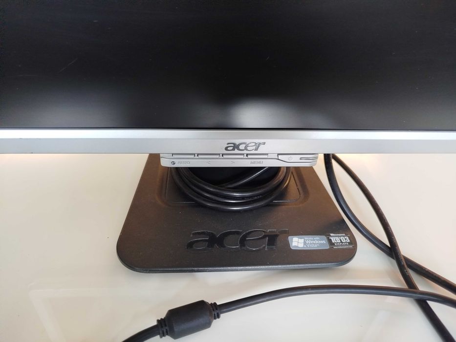 Монитор Acer с кабели