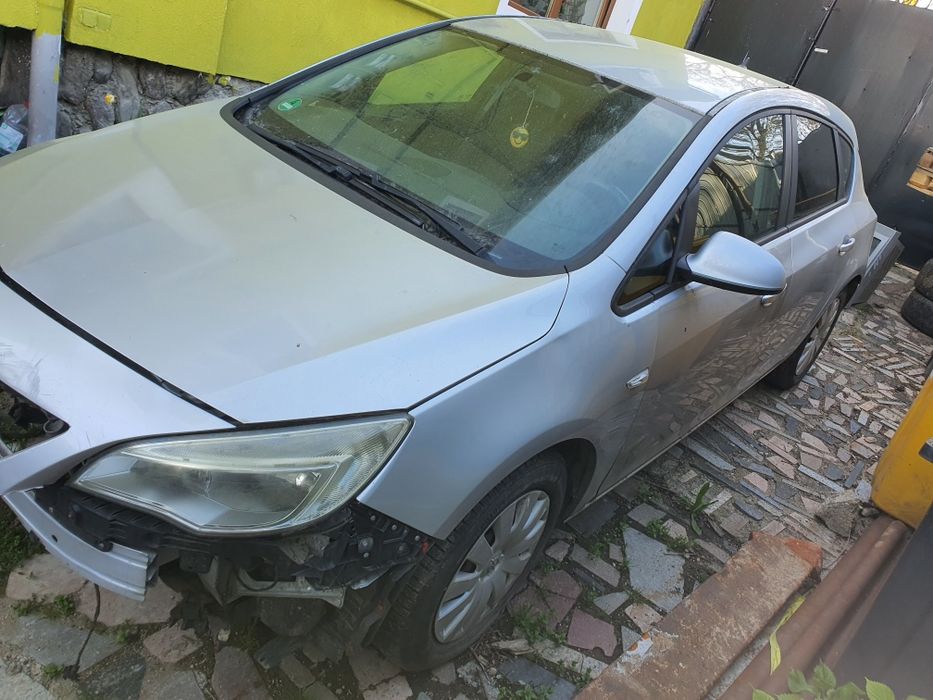 Opel Astra  2010, Reparat/ Dezmembrat. motor17 diesel