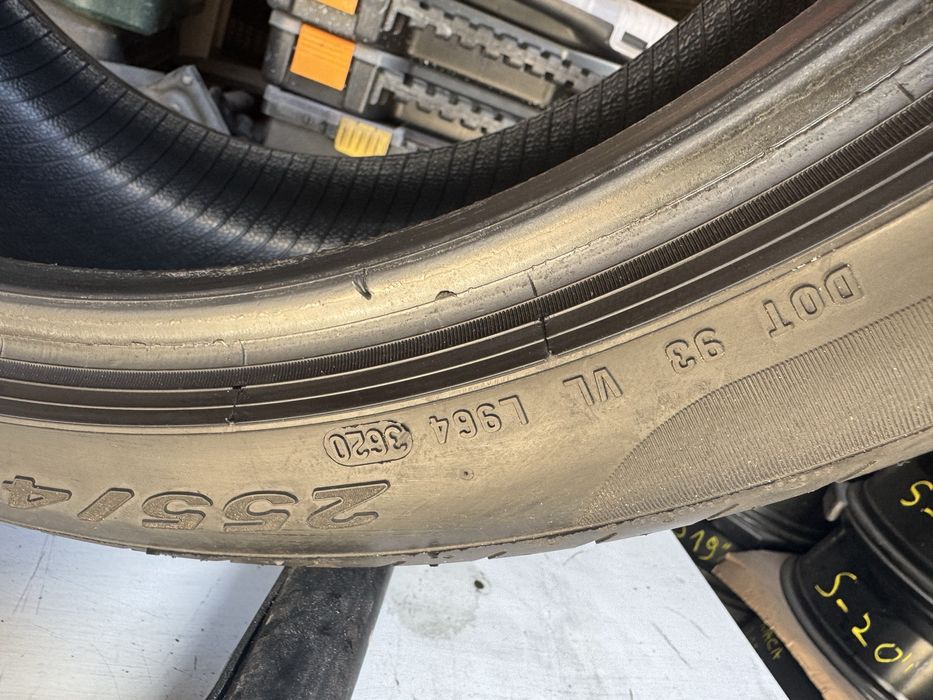 Пирели 255/40/19 дот 20 6мм