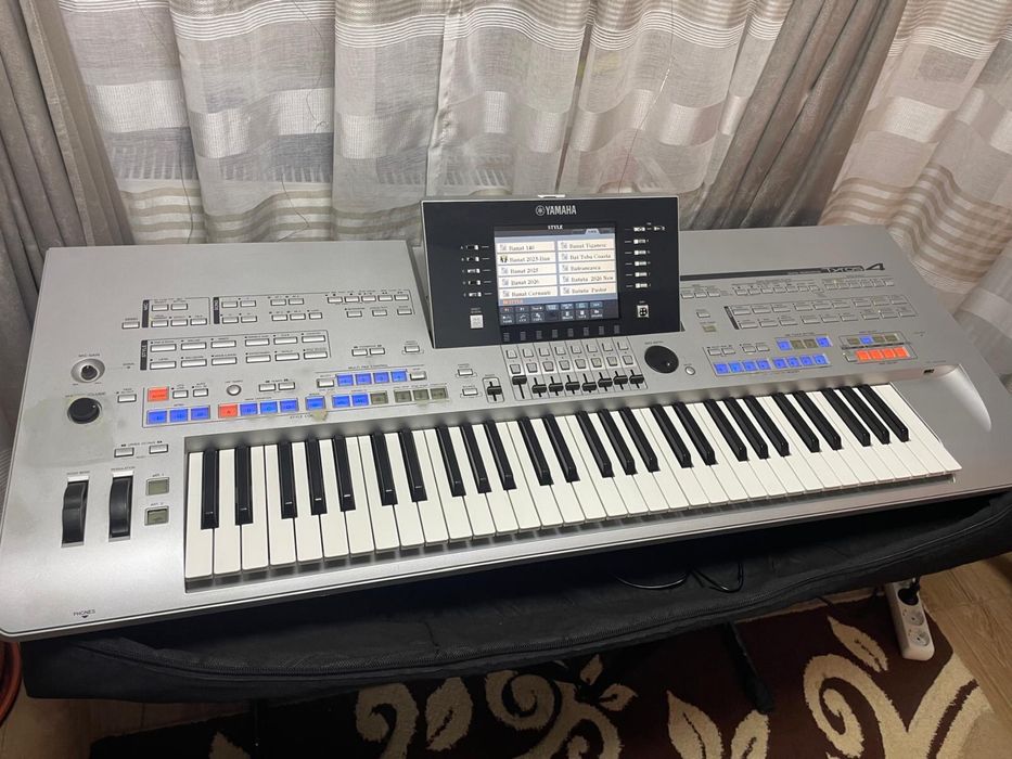 Vând Yamaha Tyros 4