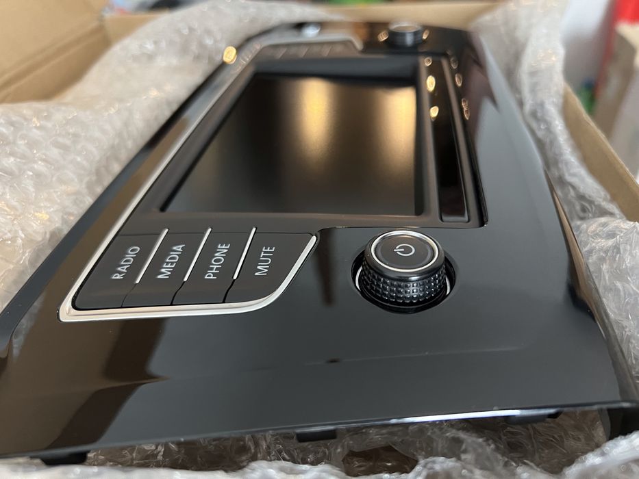 Оригинален Екран от пасат B8 с рамка Пиано лак