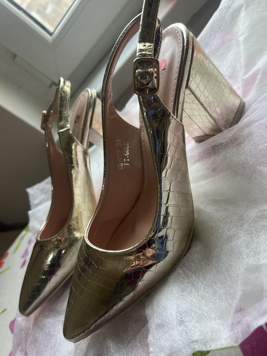 Pantofi noi, aurii decupati la spate