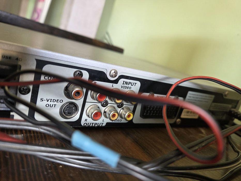 Продавам ДВД Mustek пробвах го свири на ем3 на радио