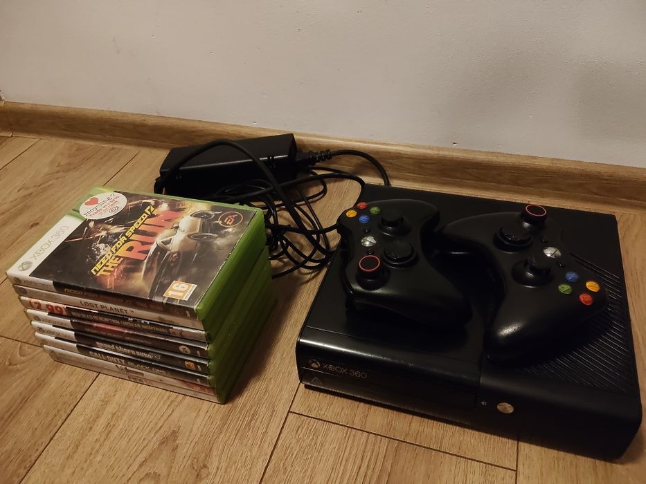 Vând Xbox 360 E HDD 500 GB 2 controlere +jocuri