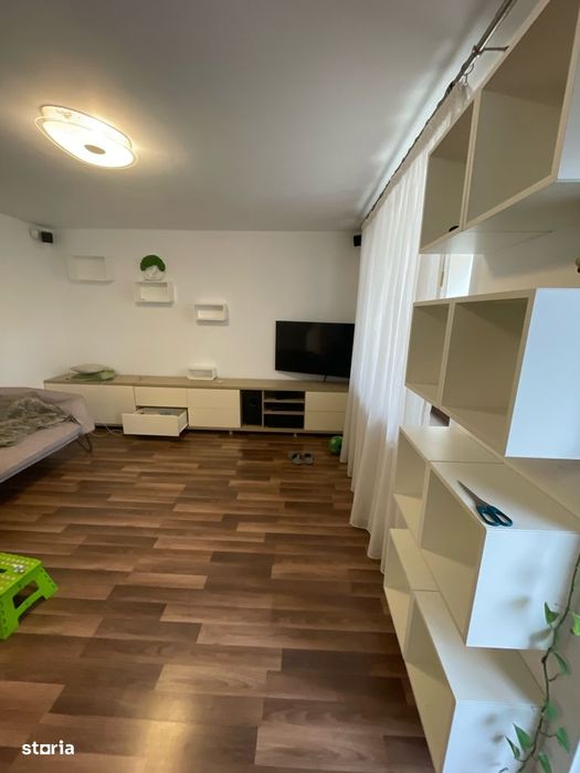 Casă modernă tip triplex, unitate de capăt
