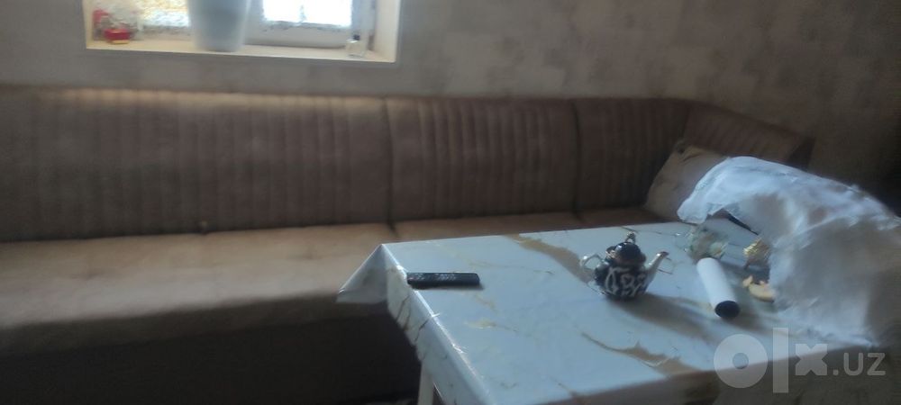 Ugolok sotiladi stoli bilan