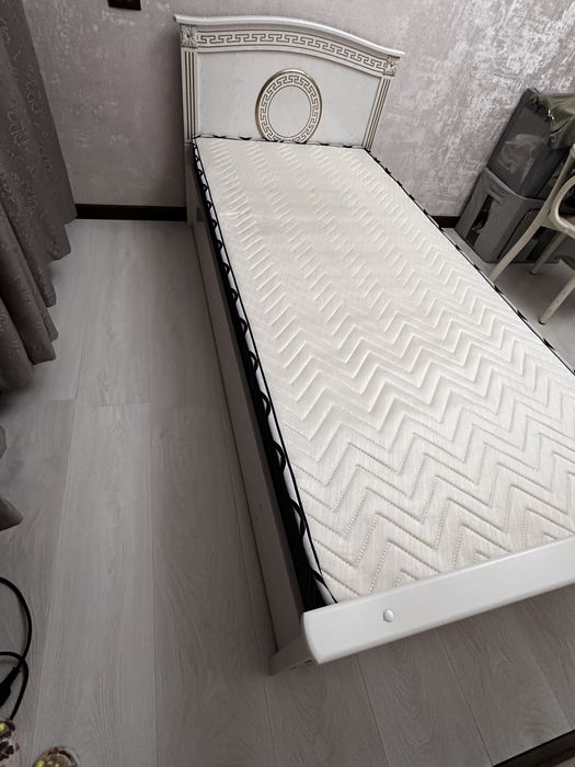 Срочно, кровать, б/у. Односпальная. Матрасом