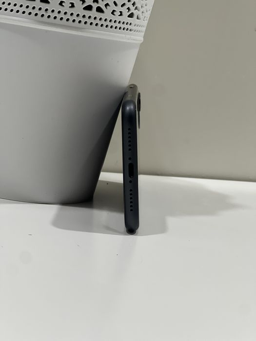 iPhone 11 • 64GB • Negru • 85% baterie