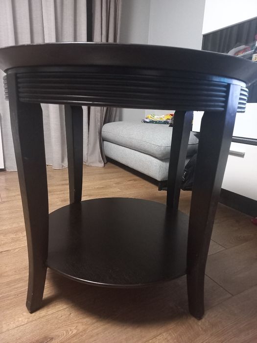 Кръгла дървена маса