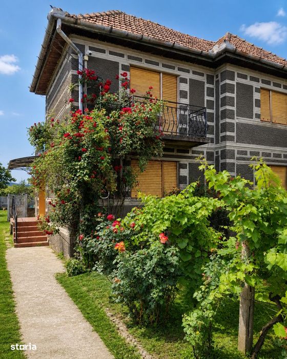 Casă cu anexe și teren 4.605 mp, front 36 m - posibil 2 locuri de casă