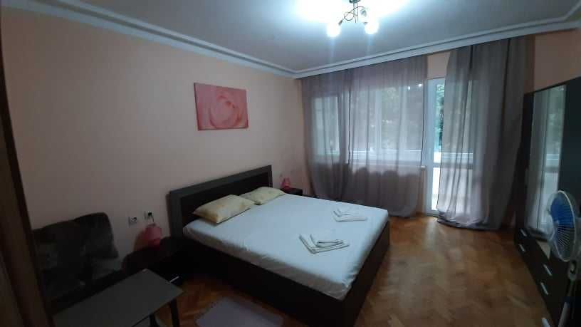 Дава се под наем Тристаен апартамент в Бургас, Център - 85 кв.м за 510 € - Снимка #1