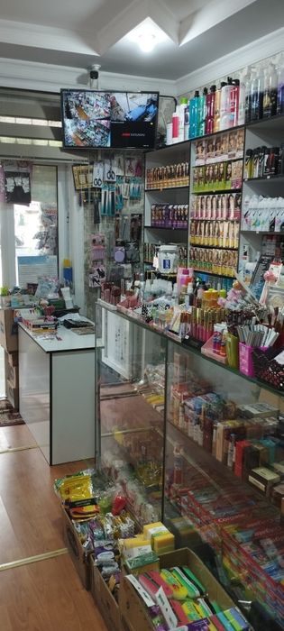 Продаю свои стеллажи со стеклянной витриной