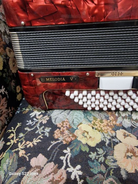 Vînd acordeon : Delicia Melodica 5 cu  96 de basi si 7 schimbatori la