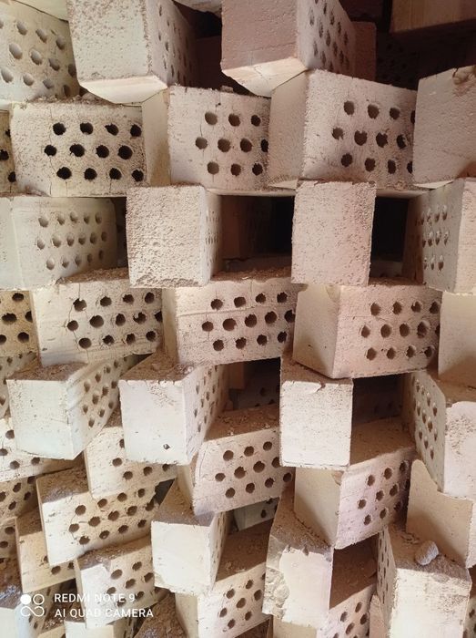 Teshik va butun gisht donali