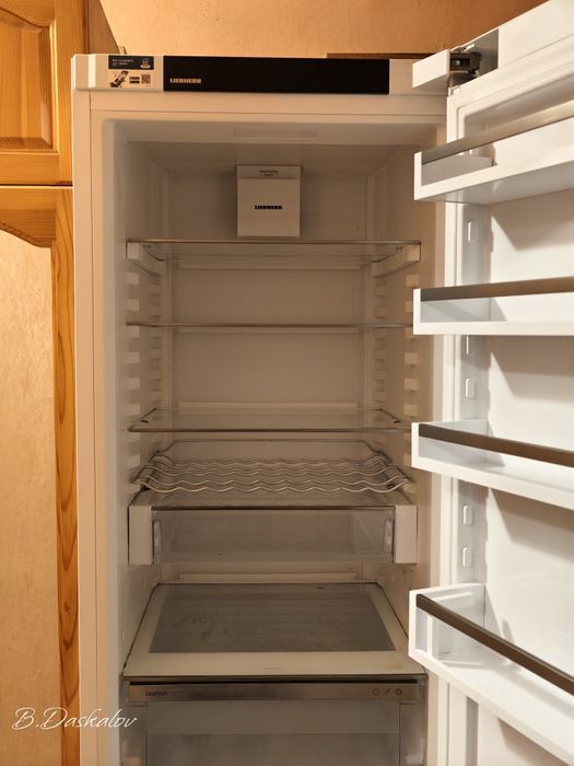 Продавам за части хладилник с фризер