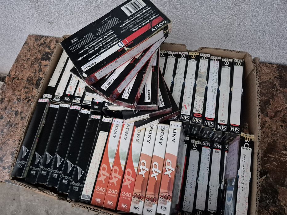 Vând 40 casete video Sony VHS originale de 240 minute colectie filme acțiune,drama,Comedie, Triler, dragoste,western...etc.