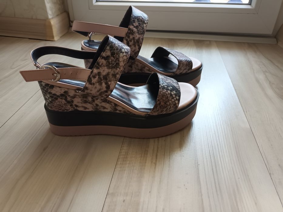 Дамски сандали на платформа