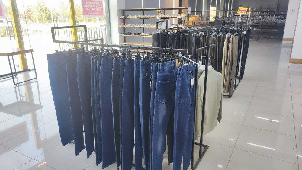 kiyim do'koni uchun stelajlar va vishikalar