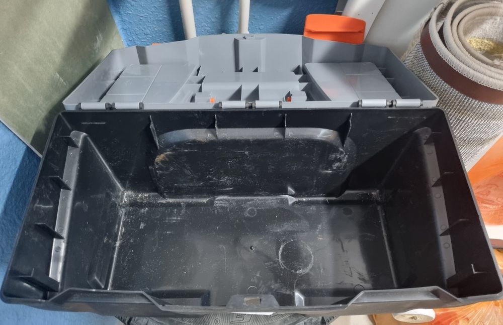 Пластиковый ящик для инструментов