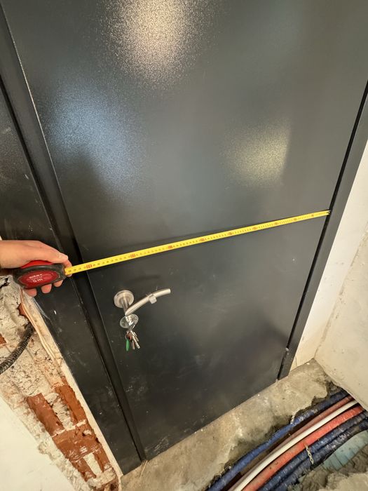 Метална блиндирана външна врата