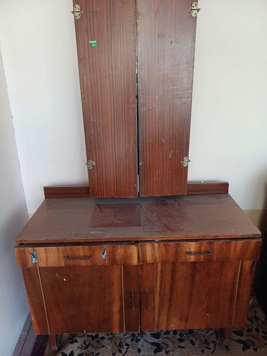 Шкаф ва трюмо сотилади