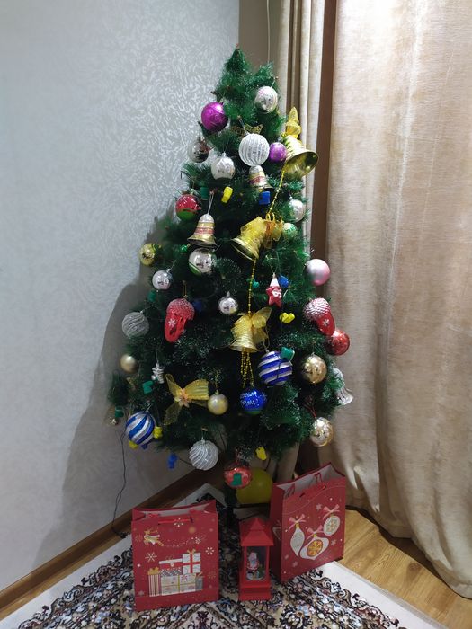 Продам ёлку 1,60 высота с игрушками Б/У.