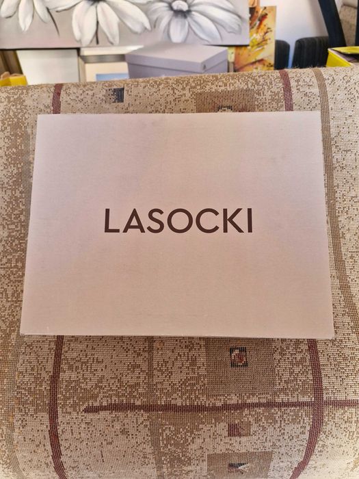 Продават се нови дамски боти ''Lasocki''