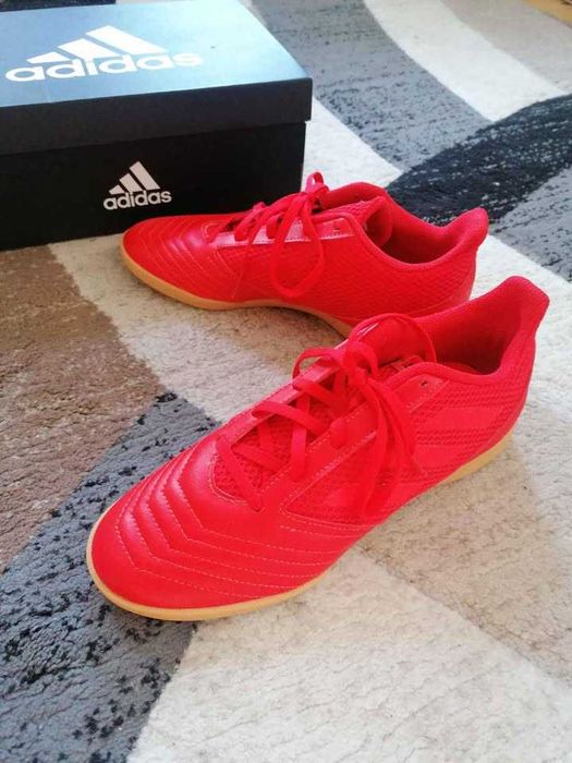 Adidas нови тренировъчни обувки за зала или навън.