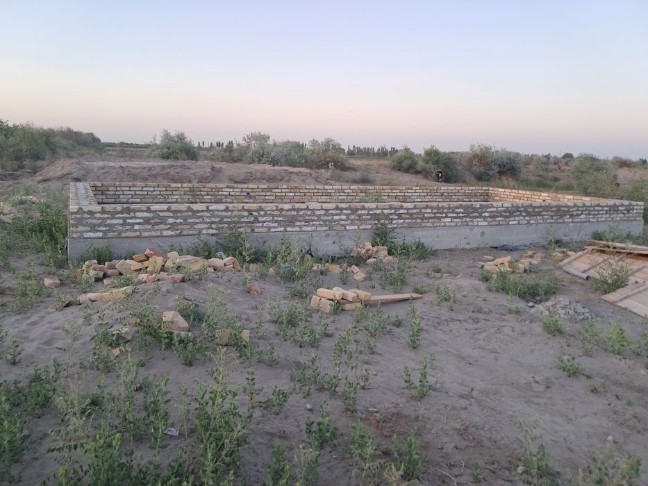 Жой урни сотилоди 400 кв