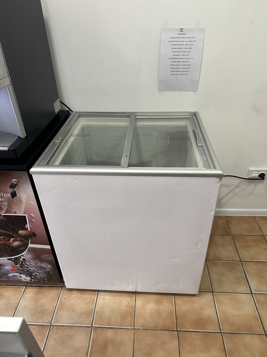 Фризер ракла със стъклени капаци - работещ , запазен