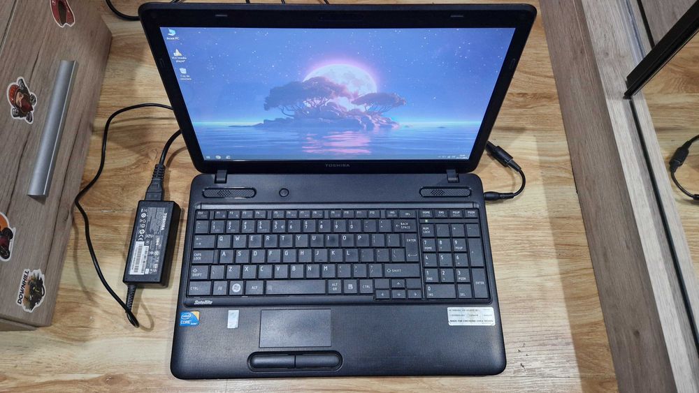 Vand Notebook Toshiba Quad i3/8GB DDR3/SSD 120GB/WiFi/W10 la 200lei