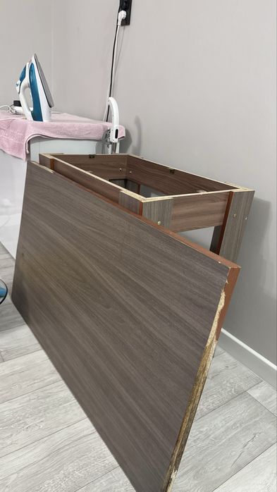 Продам стол 5000 тг