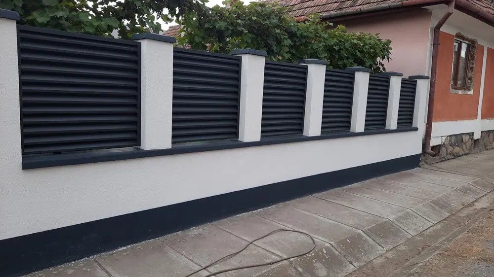 Construim la comanda dvs. garduri si porti din:
- panouri stil jaluzea