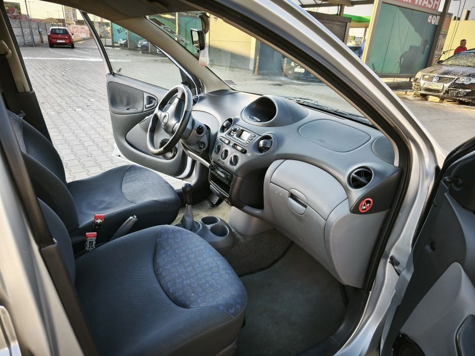 Toyota yaris 1.3 benzina