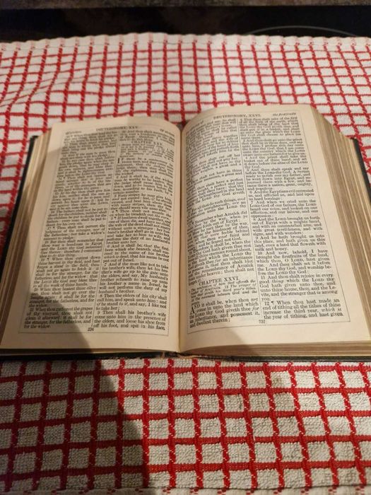 Biblia / Biblie veche, 1885, lb. engleza, 15x10x4 cm , coperta piele, pagini aurite pe lateral