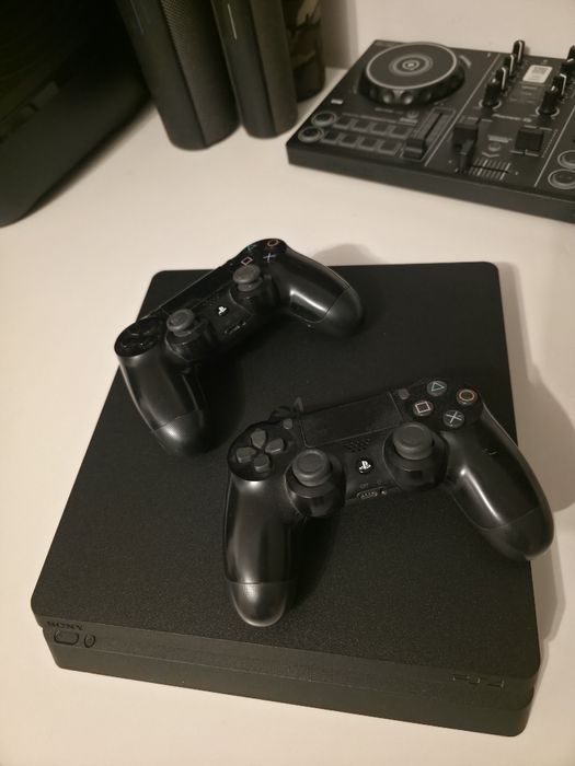 Pachet PlayStation 4 Slim + 2 Controllere DualShock 4