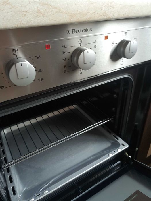Новый духовой шкаф Electrolux EOB 31004