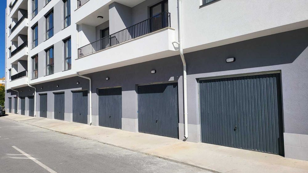 Врати гаражни, ролетни и охранителни, сенници доставка и монтаж