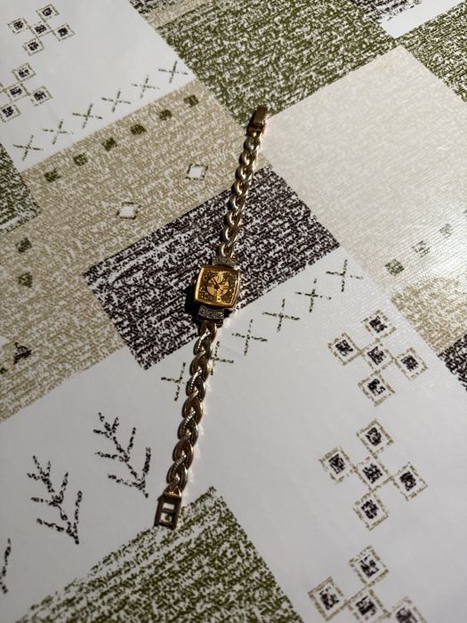 Женские часы.