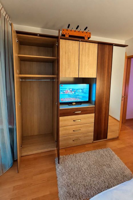 Dulap mare dormitor cu oglinda, sertare si spatiu TV – 220 x 220 cm