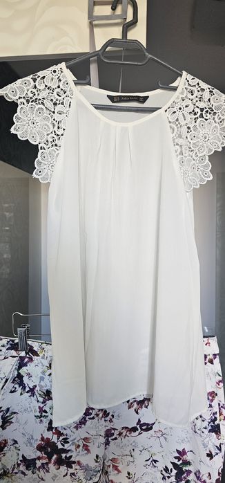Pantalon casual Mohito și bluză Zara.