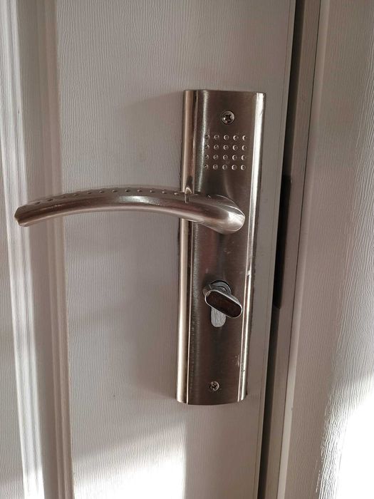 Продавам четири бели интериорни врати