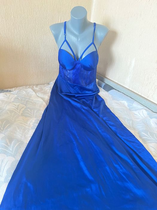 рокля с дължина до пода