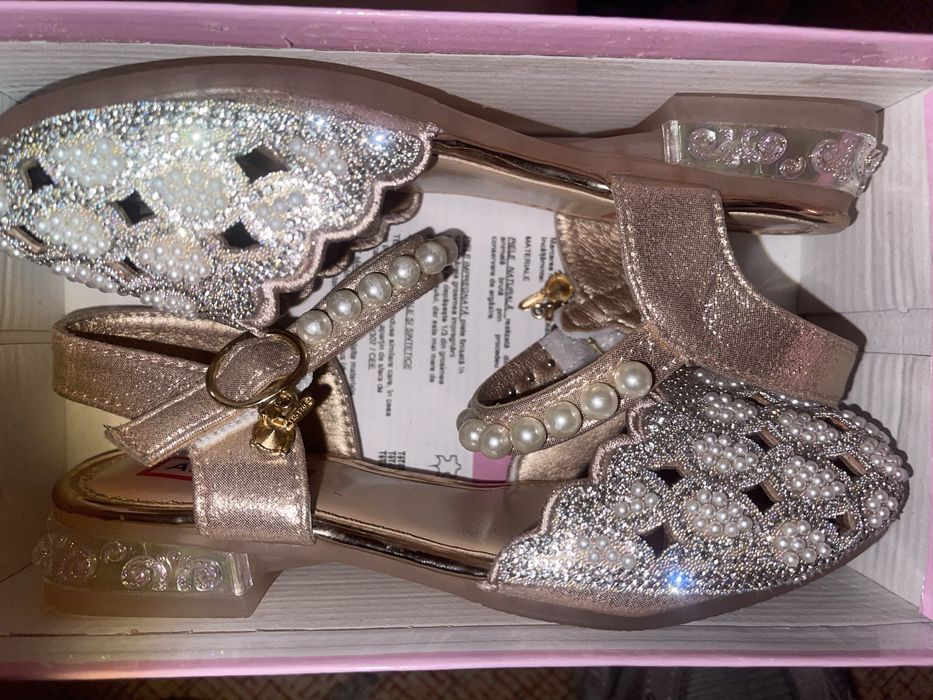 Детски официални обувки и сандали на токче