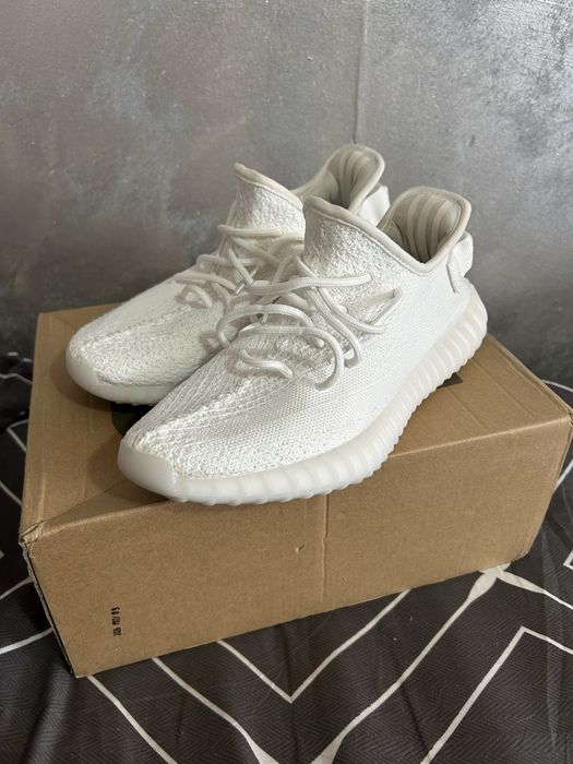 vand o pereche de yezzy albe