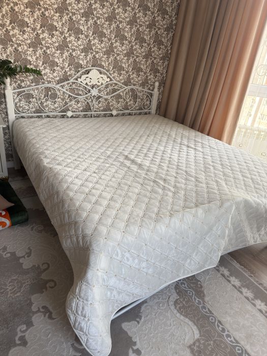 Кровать двуспальная на