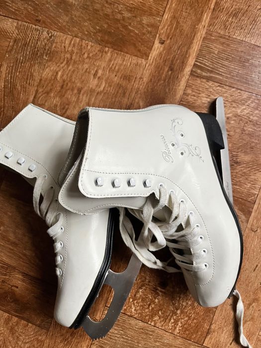 Продам фигурные коньки