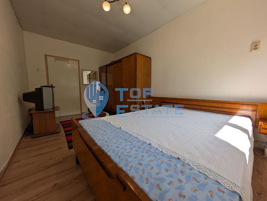 Масивна двуетажна къща в село Караисен